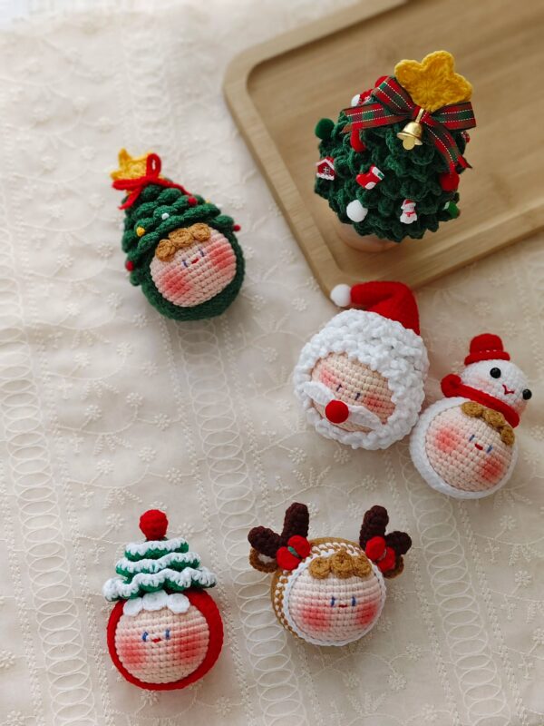 Handmade Crochet Amigurumi Christmas Keychain Ornaments – Festive Wool Plushies for Gifts, Décor & Holiday Cheer